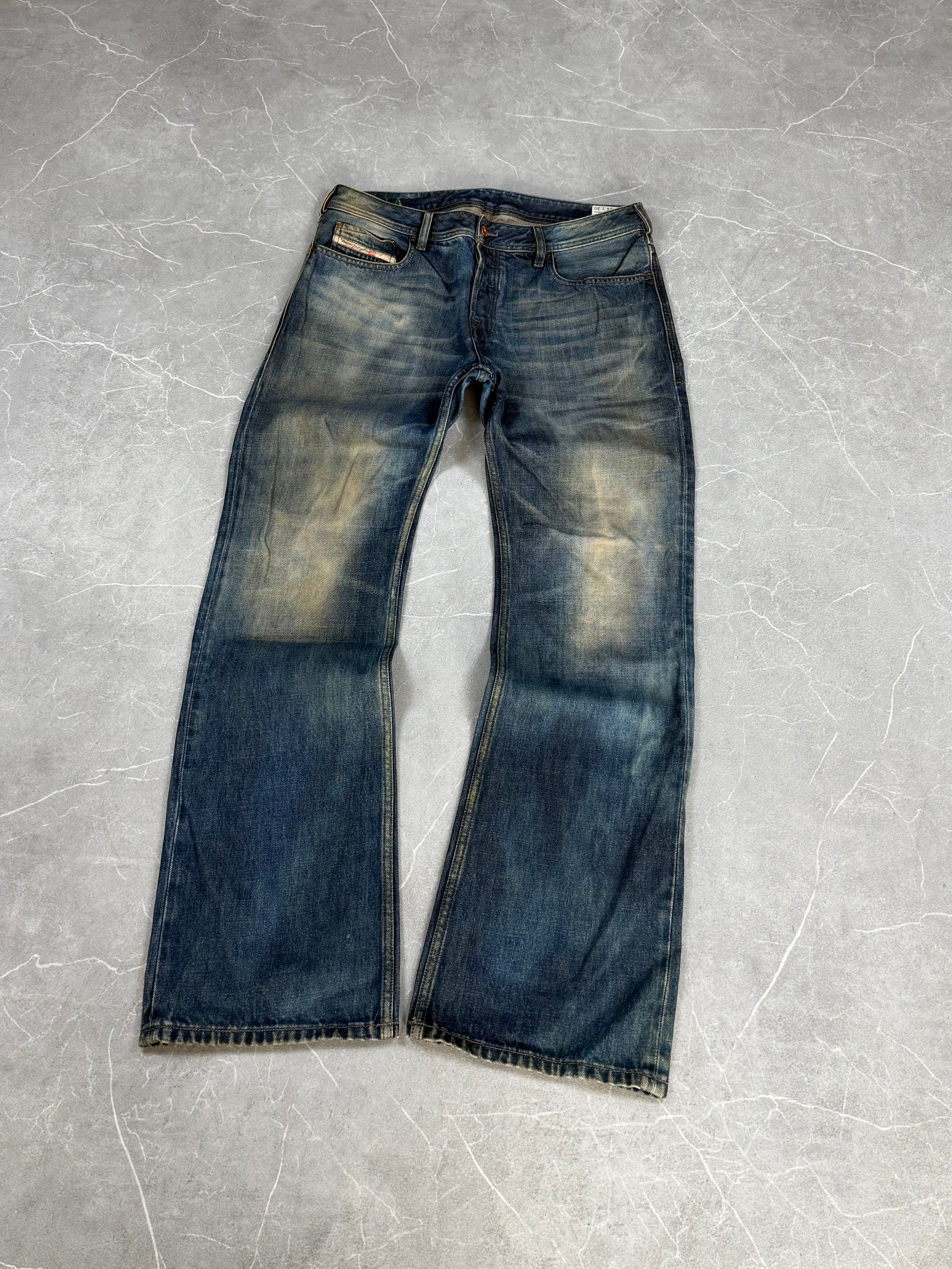 These sandwashed bootcut jeans (S)
